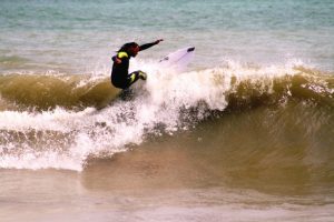 Surfen op de hoge golven voor de Peruaanse kust