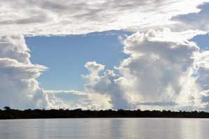 wolkenlucht boven rivier, puerto maldonado