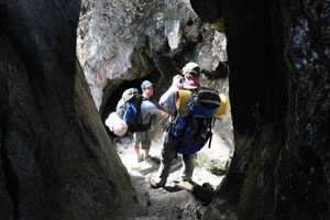 Een tunnel dwars door de bergwand tijdens de Camino Inca