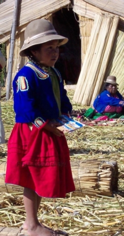 Meisje in klederdracht, Uros eilanden