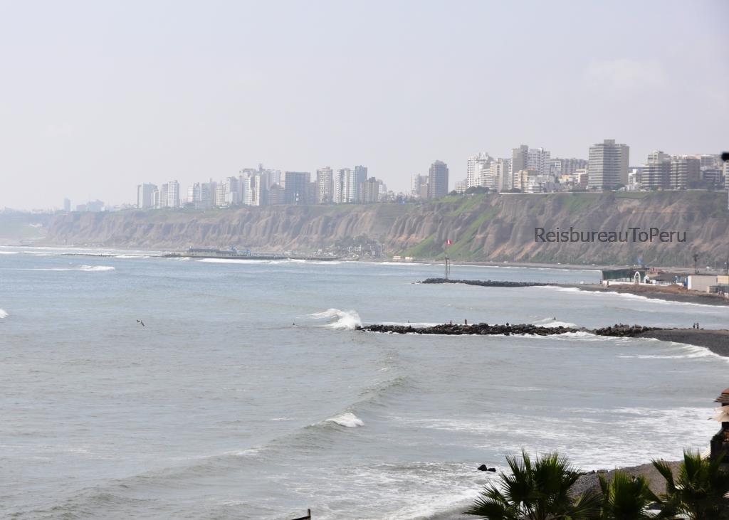 Uitzicht vanaf de wijk Barranco op de kustlijn van Lima