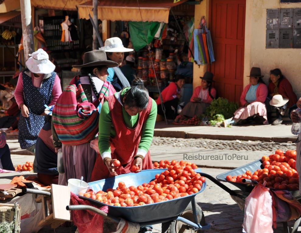 tomaten verkoop op de markt in Cuzco